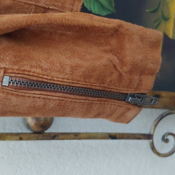 BlankNYC Genuine Suede Moto Jacket w/ Quilted Shoulder & Sleeve, Cognac, EUC - Picture 6 of 15